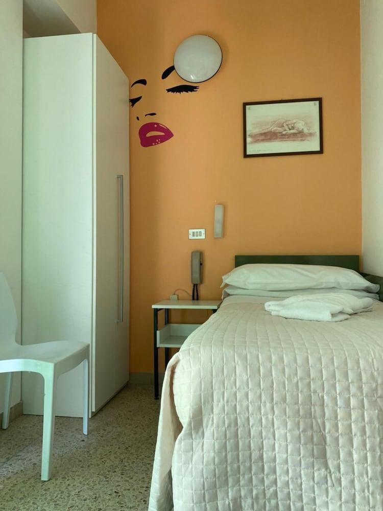 Hotel Nova Dhely Rimini Exterior foto